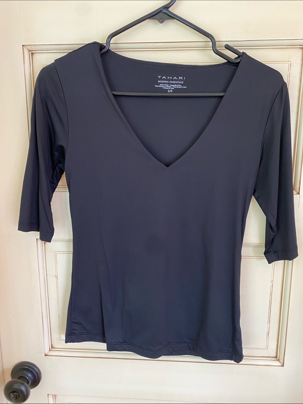 Tahari Black V-Neck Elbow Sleeve Top